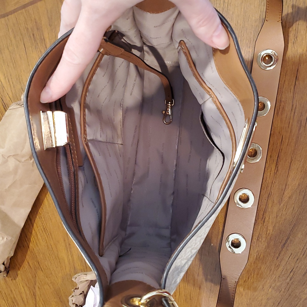 Like NEW Michael Kors Sullivan Messenger Bag Grommet Strap - Picture 11 of 12